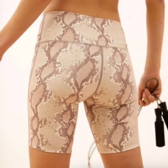 Varley Albury High Rise Biker Shorts Beige Snakeskin Animal Print Size Small - Picture 1 of 10